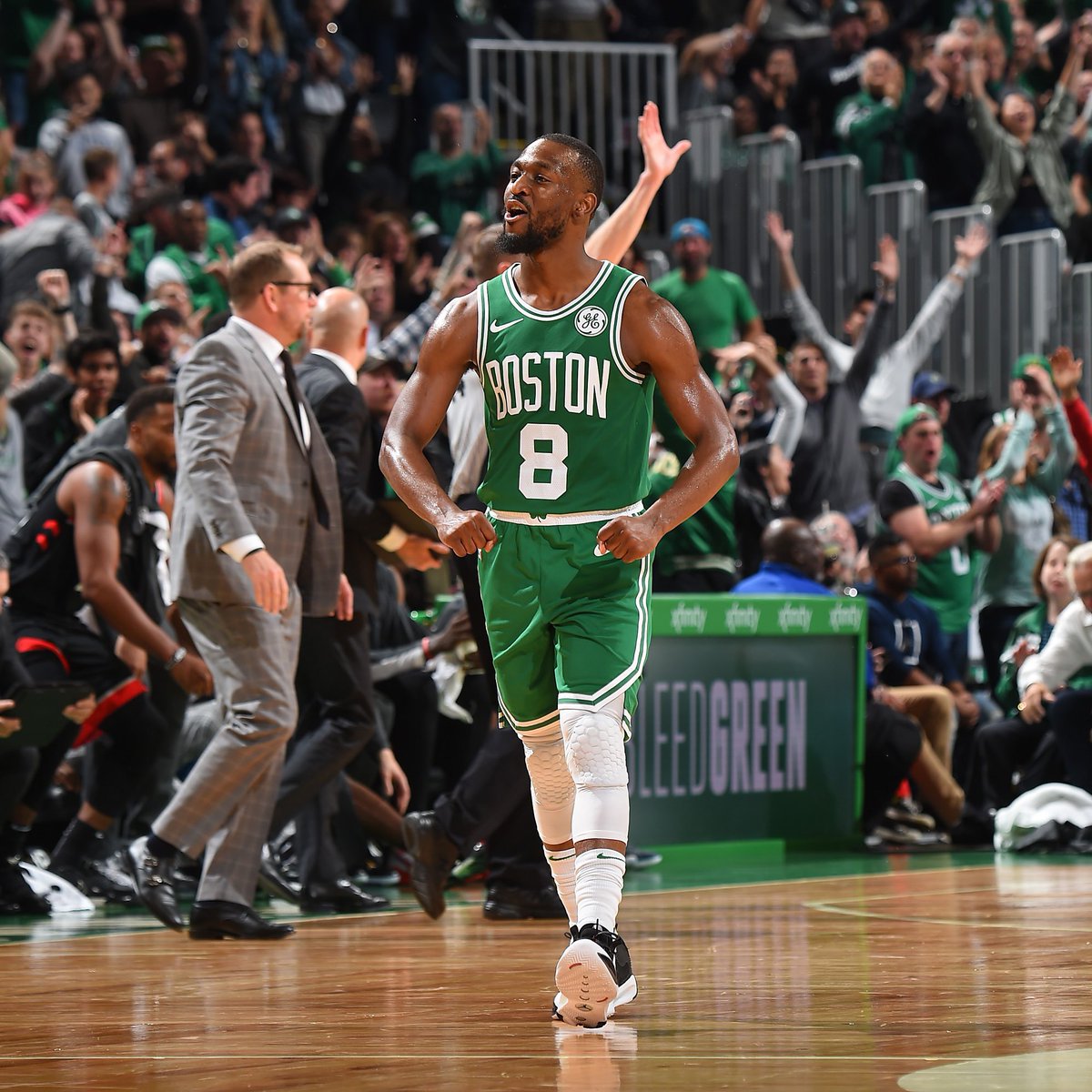 海兰德展现精湛技艺，突破低手分球技惊四座（海兰德秀出高超球技，突破后低手妙传惊艳全场）