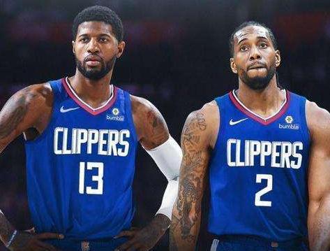 保罗生涯总助攻和抢断皆排名历史第二，仅次于斯托克顿（保罗生涯助攻与抢断双双位居历史第二，仅逊斯托克顿）